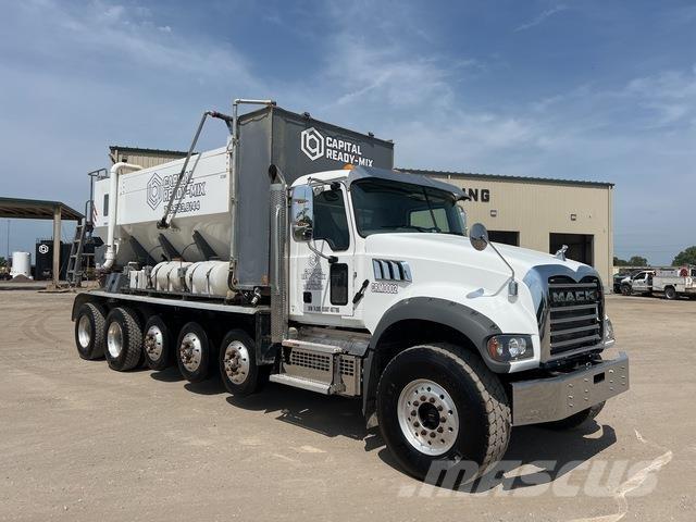Mack GR64F ミキサー車
