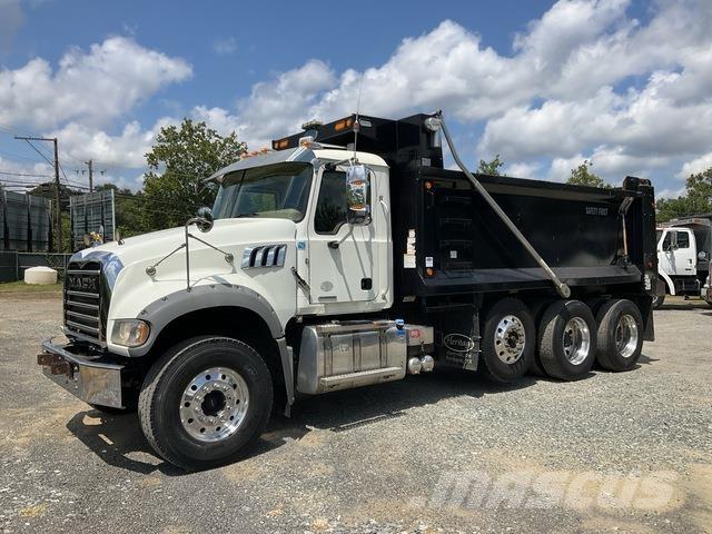 Mack GR64F ダンプ