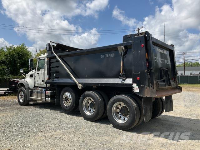 Mack GR64F ダンプ