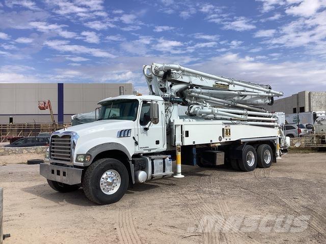 Mack GR64F コンクリートポンプ車