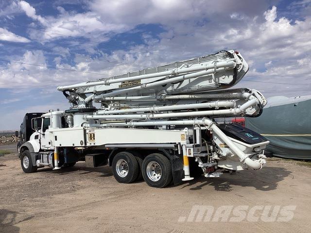 Mack GR64F コンクリートポンプ車