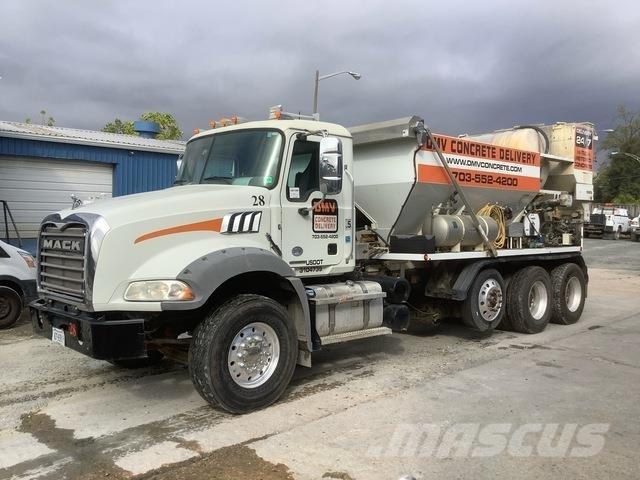 Mack Granite ミキサー車