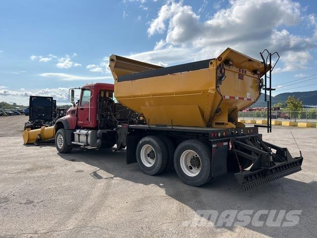 Mack GU433 スノーブレードとプラウ