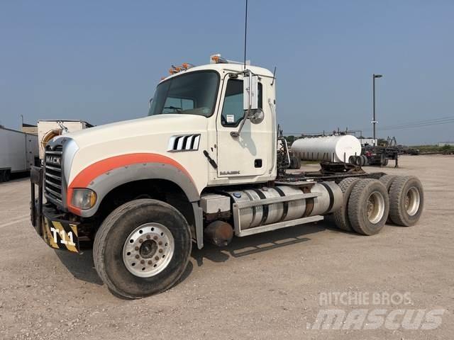 Mack GU713 中古トラクターヘッド | トレーラーヘッド