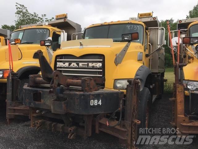 Mack GU713 スノーブレードとプラウ