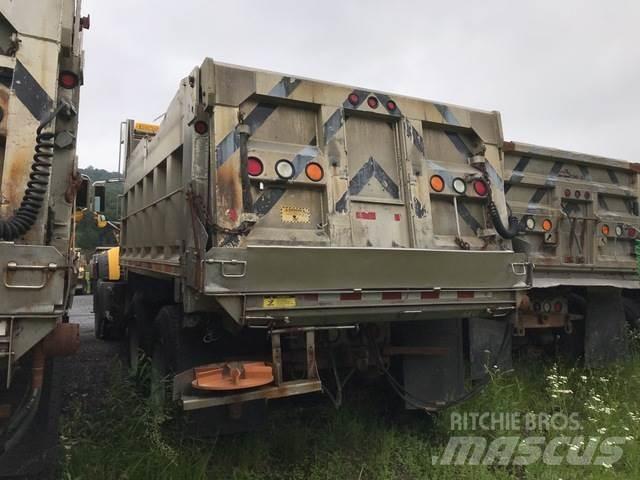 Mack GU713 スノーブレードとプラウ