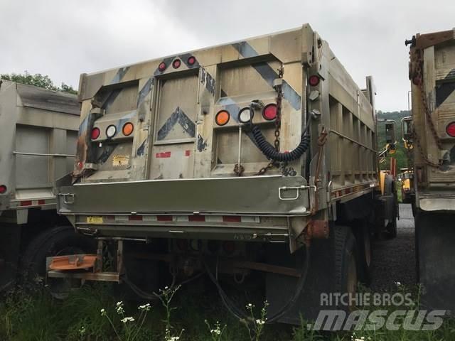 Mack GU713 スノーブレードとプラウ