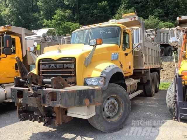 Mack GU713 スノーブレードとプラウ