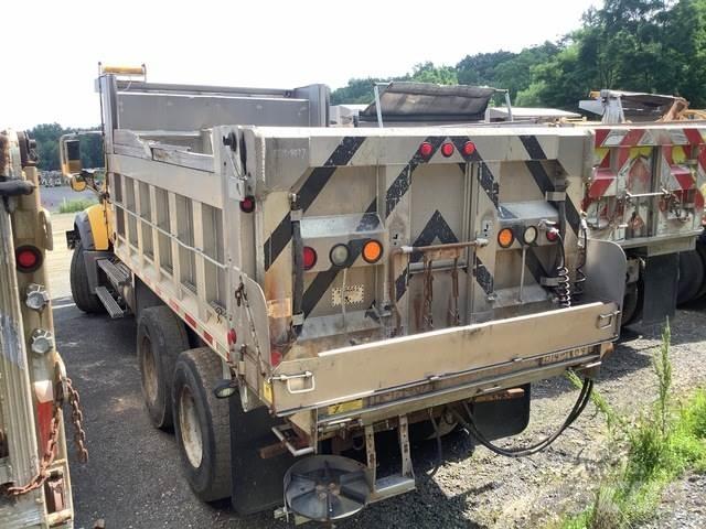 Mack GU713 スノーブレードとプラウ