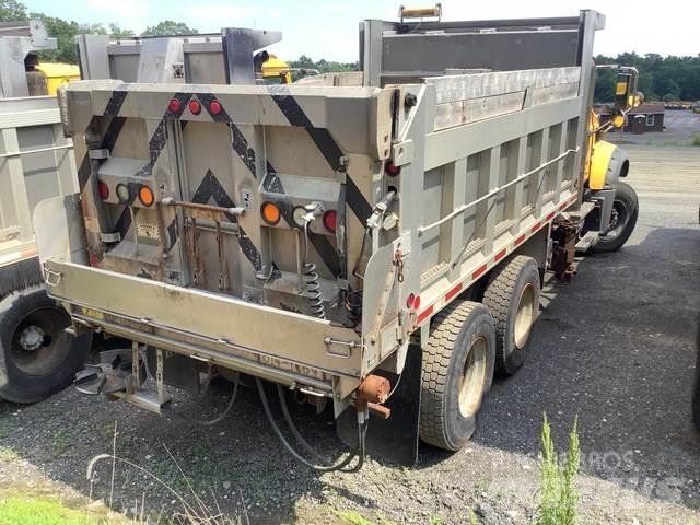 Mack GU713 スノーブレードとプラウ