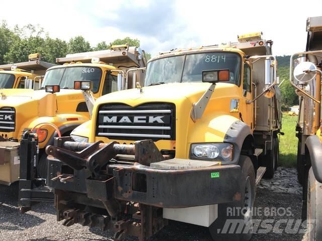 Mack GU713 スノーブレードとプラウ
