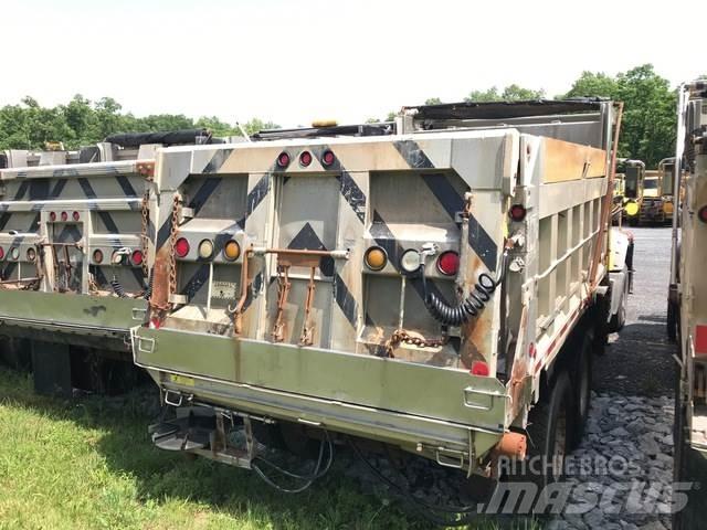 Mack GU713 スノーブレードとプラウ
