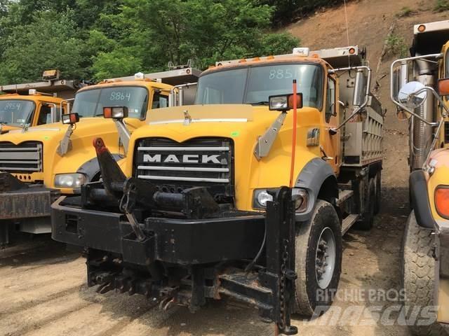 Mack GU713 スノーブレードとプラウ