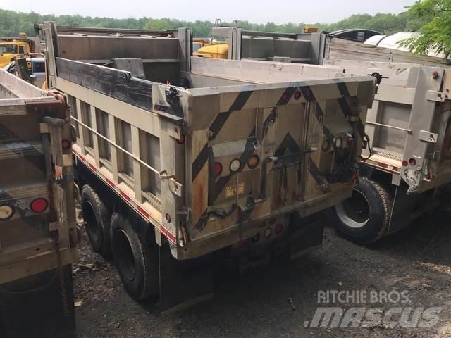 Mack GU713 スノーブレードとプラウ