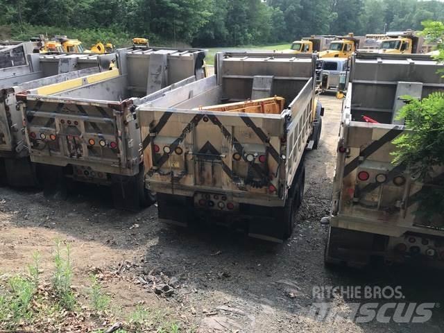 Mack GU713 スノーブレードとプラウ