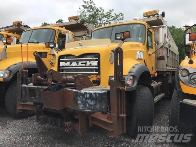 Mack GU713 スノーブレードとプラウ