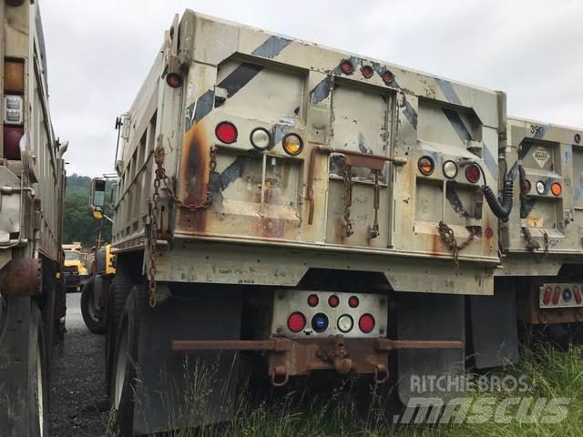 Mack GU713 スノーブレードとプラウ