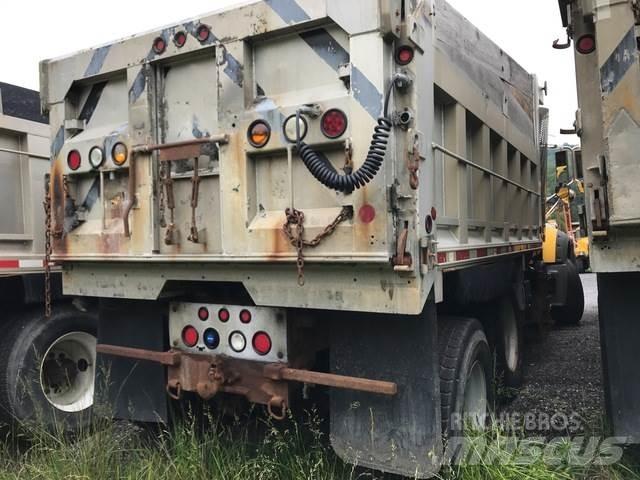 Mack GU713 スノーブレードとプラウ