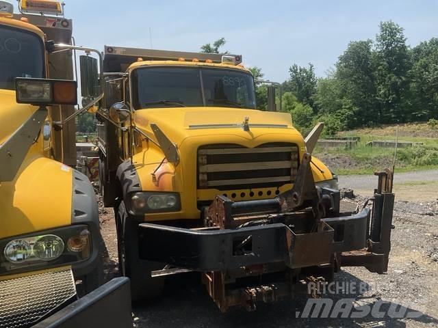 Mack GU713 スノーブレードとプラウ