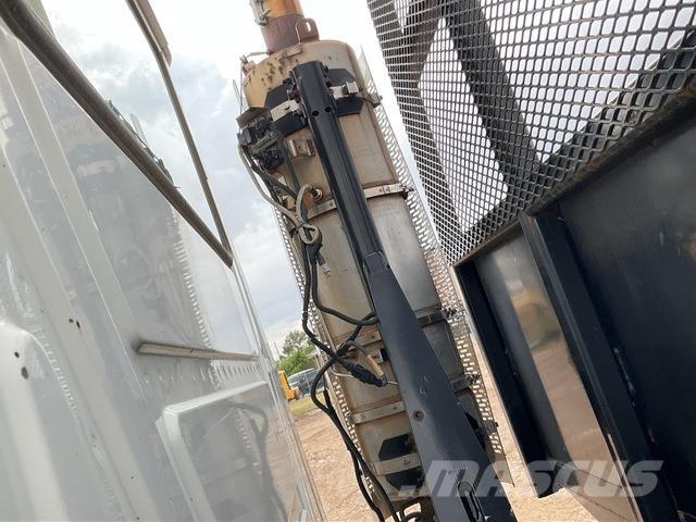 Mack GU713 平ボディー