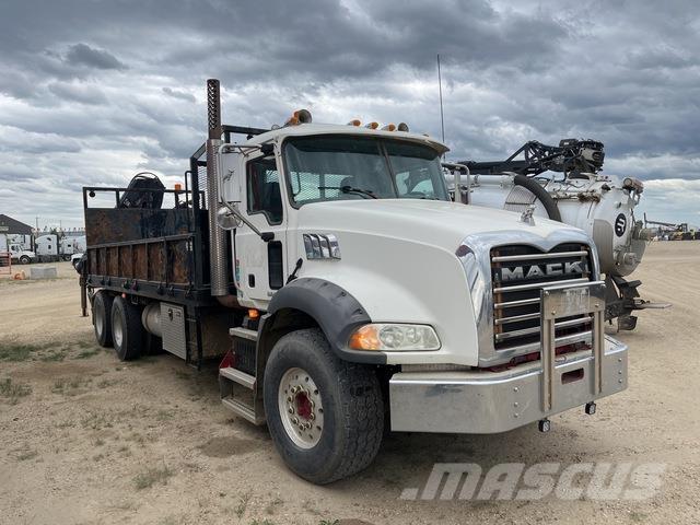 Mack GU813 クレーントラック、ユニック車