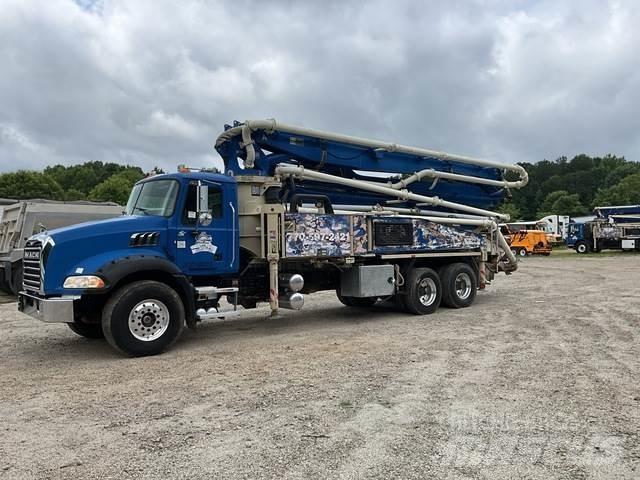 Mack GU813 コンクリートポンプ車