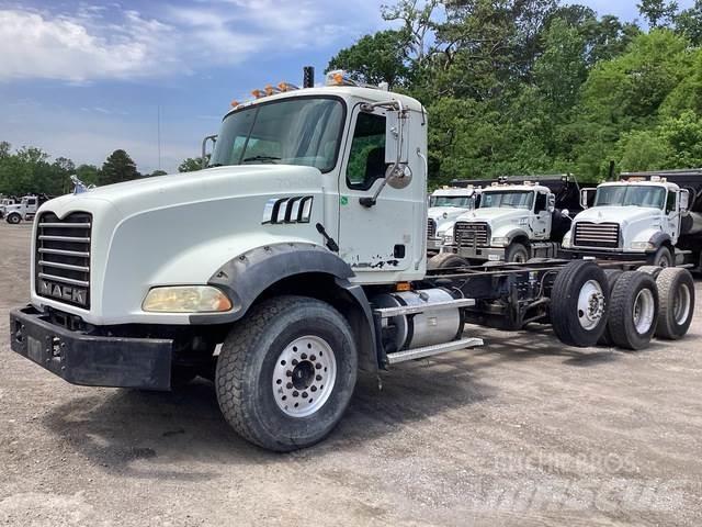 Mack GU813 キャビン及び内装