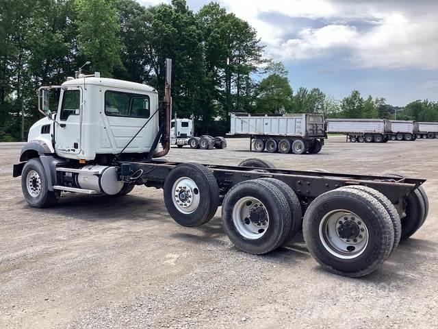 Mack GU813 キャビン及び内装