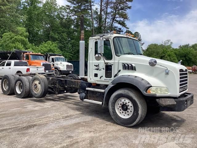 Mack GU813 キャビン及び内装