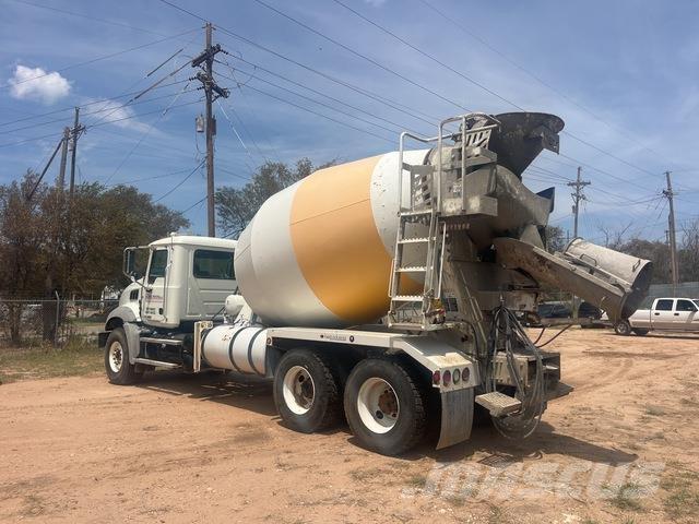 Mack GU813 その他トラック