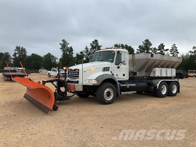 Mack GU813 砂と塩撒き専用車