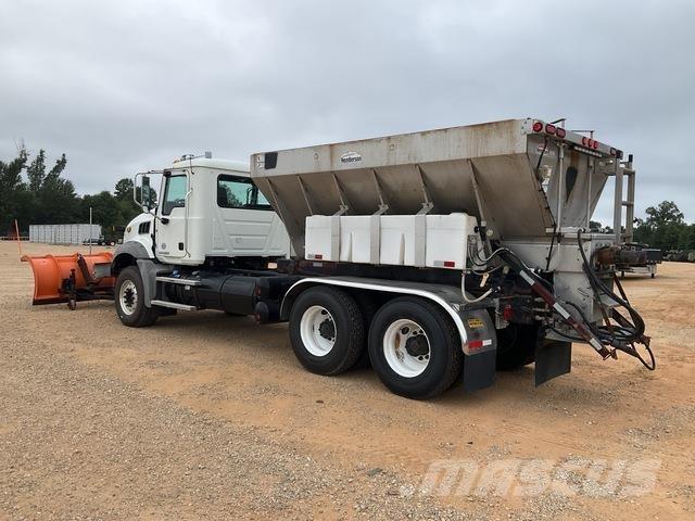 Mack GU813 砂と塩撒き専用車