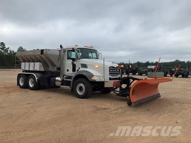 Mack GU813 砂と塩撒き専用車
