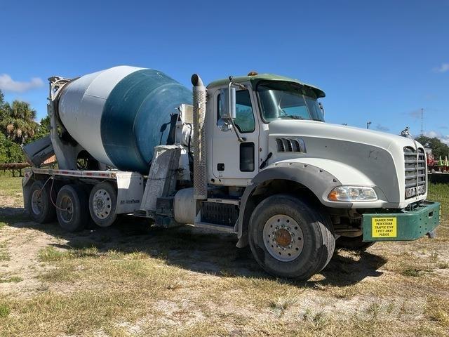 Mack GU813 その他トラック