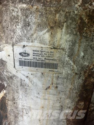 Mack LE613 塵芥車、パッカー車