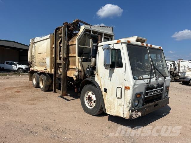 Mack LEU613 塵芥車、パッカー車