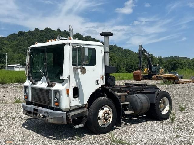 Mack MR688P ターミナルトラクター
