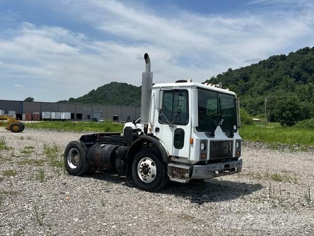 Mack MR688P ターミナルトラクター