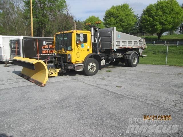 Mack MR690P スノーブレードとプラウ