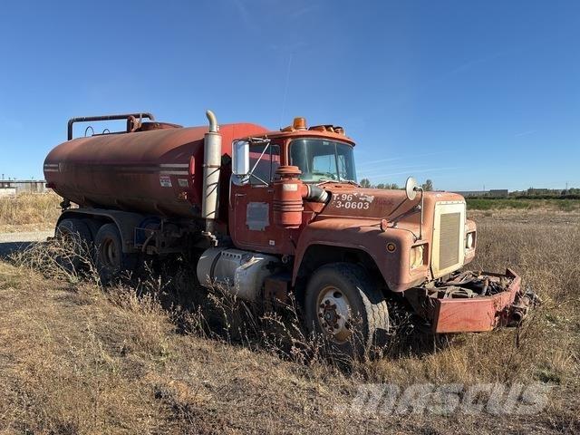 Mack R688ST 給水車