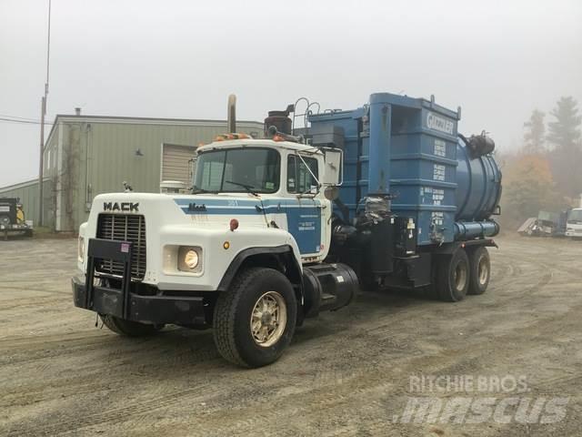 Mack RB690S コンバイン／バキュームトラック