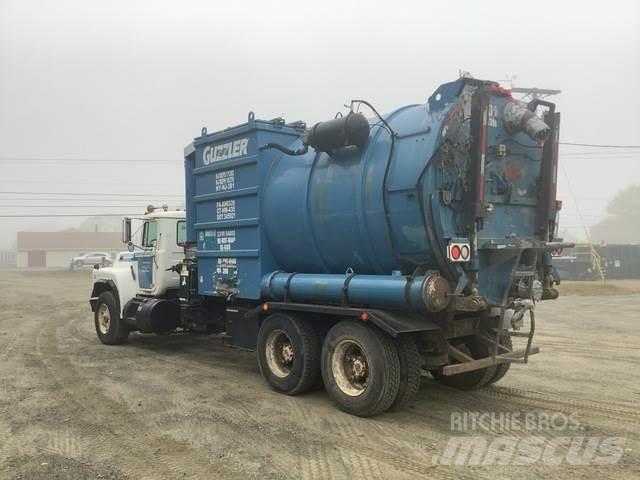 Mack RB690S コンバイン／バキュームトラック