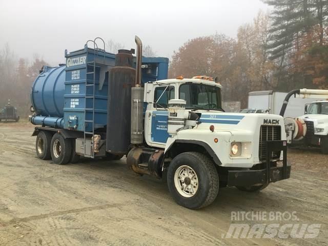 Mack RB690S コンバイン／バキュームトラック