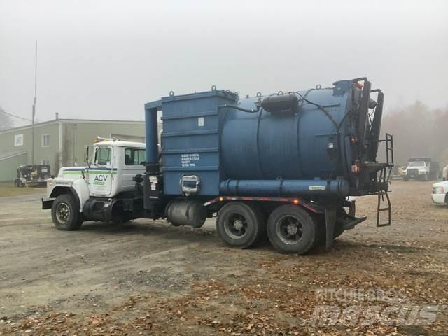 Mack RB690S コンバイン／バキュームトラック