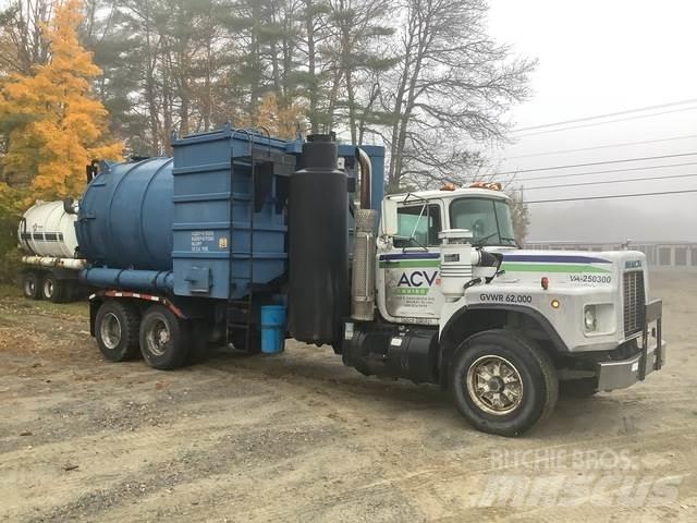 Mack RB690S コンバイン／バキュームトラック