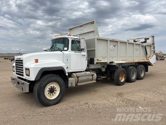 Mack RD60 スノーブレードとプラウ