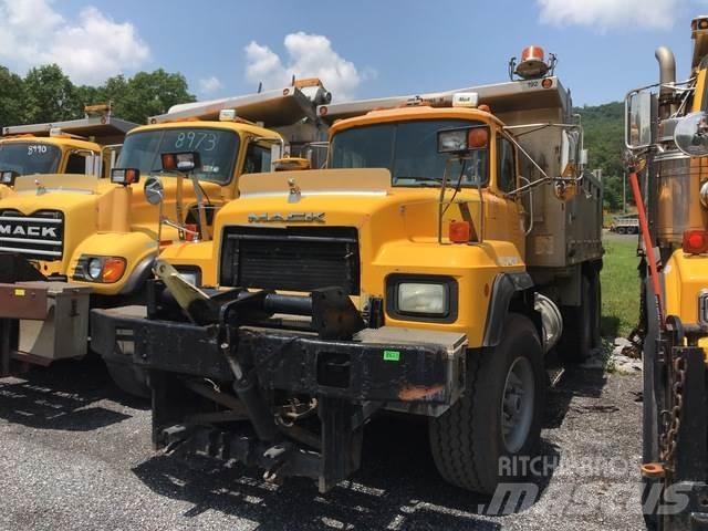 Mack RD600 スノーブレードとプラウ