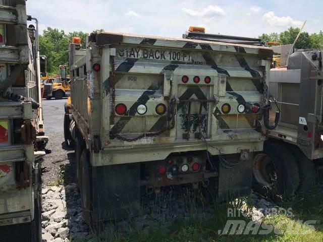 Mack RD600 スノーブレードとプラウ