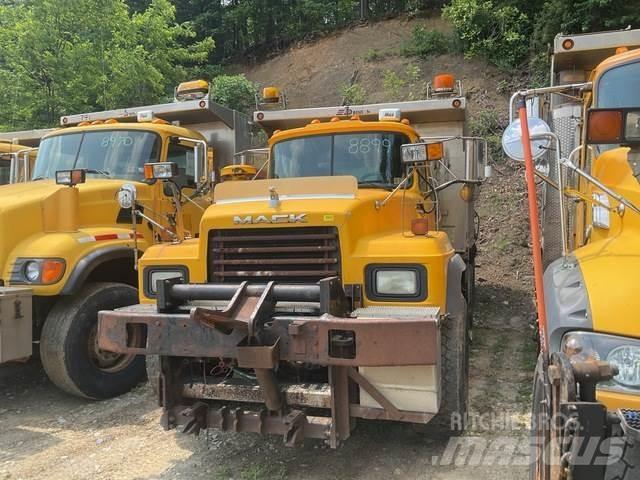 Mack RD600 スノーブレードとプラウ