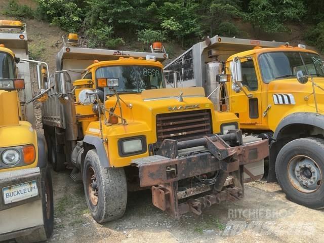 Mack RD600 スノーブレードとプラウ